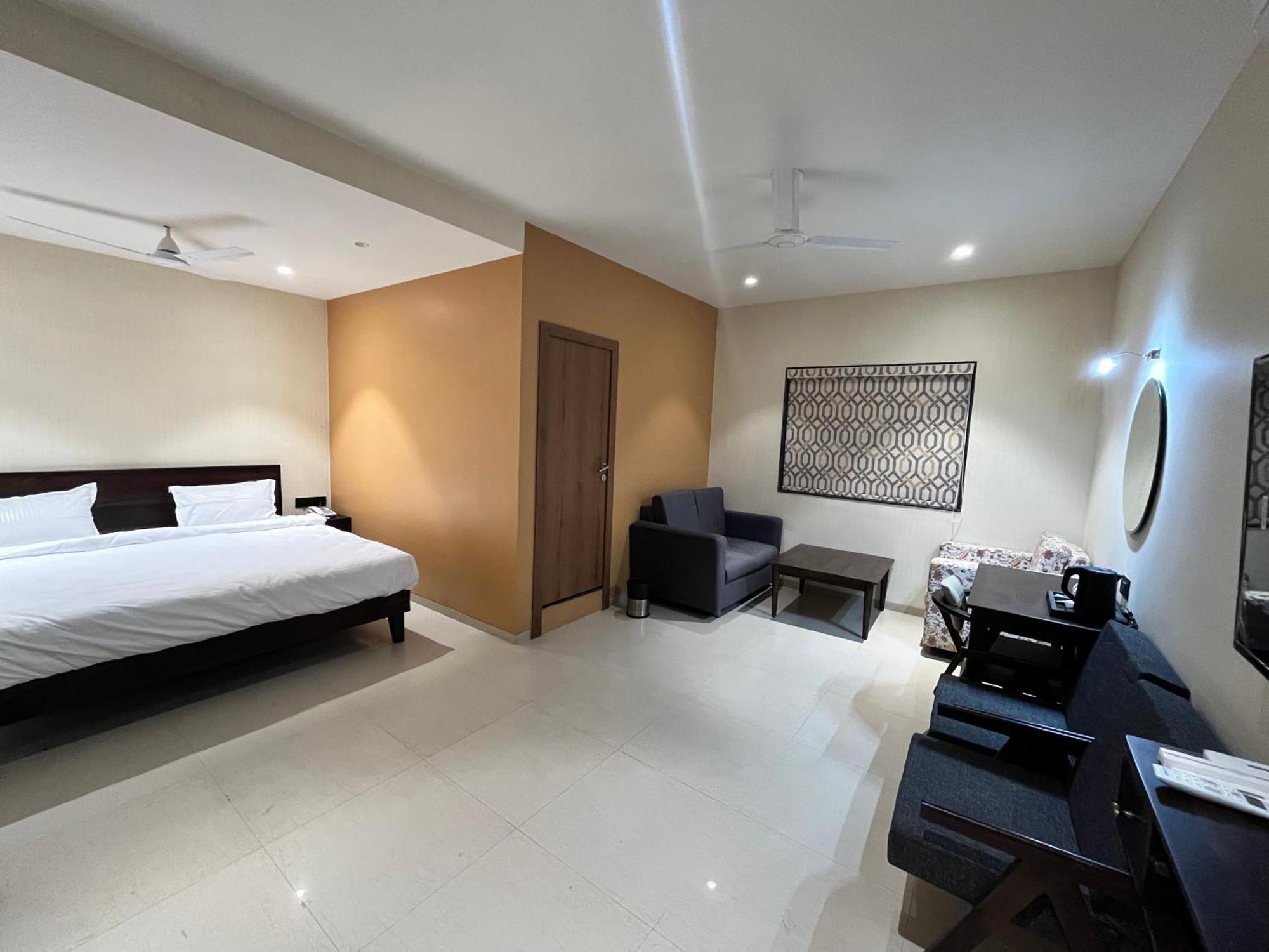 Hotel Avenue Plaza Mundra المظهر الخارجي الصورة